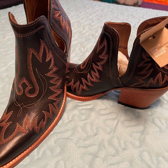 Ariat - slip-on Womens Ankle boots size 8, never, worn - Picture 2 of 4